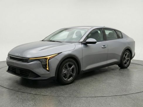 Used 2025 Kia K4 LXS FWD image 3