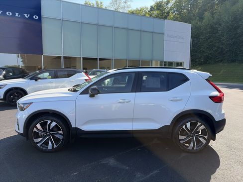 Used 2023 Volvo XC40 B5 Ultimate w/ Protection Package Premier AWD/4WD image 2