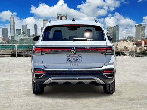 Used 2025 Volkswagen Taos SE FWD image 5