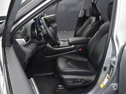 Used 2024 Toyota Highlander XLE image 23