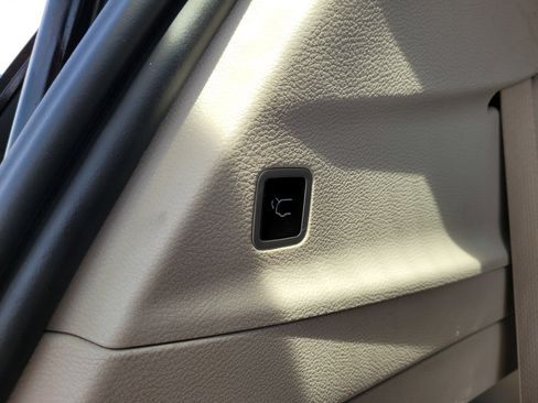 Used 2023 Chrysler Pacifica Touring-L FWD image 27