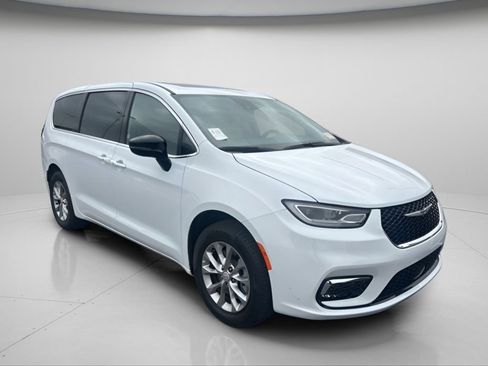 Used 2026 Chrysler Pacifica Limited image 2