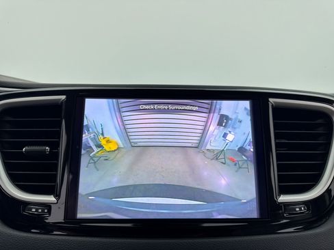 Used 2021 Chrysler Pacifica Touring-L FWD image 7