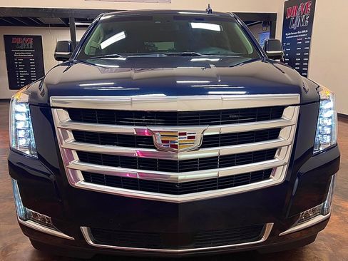 Used 2018 Cadillac Escalade ESV Premium Luxury AWD/4WD image 26