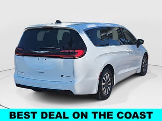 Used 2024 Chrysler Pacifica Select video 3