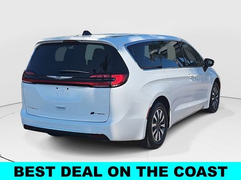 Used 2024 Chrysler Pacifica Select image 3