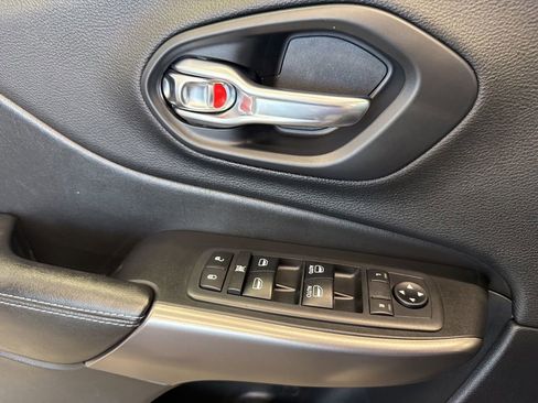 Used 2019 Jeep Cherokee Latitude Plus w/ Comfort/Convenience Group AWD/4WD image 20