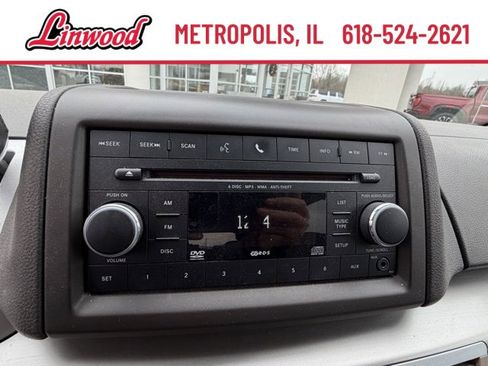 Used 2012 Volkswagen Routan SE image 16