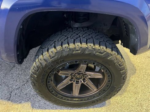 Used 2022 Toyota Tacoma TRD Sport w/ TRD Premium Sport Package AWD/4WD image 15