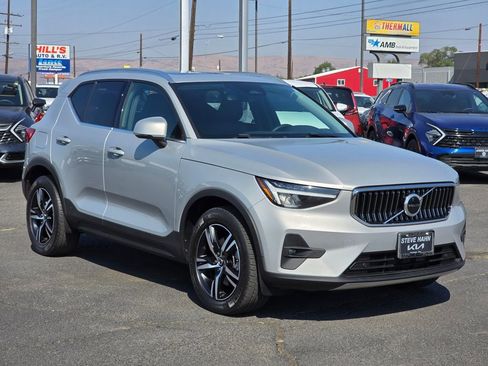 Used 2023 Volvo XC40 B5 Plus image 7
