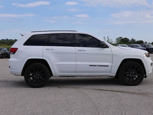Used 2018 Jeep Grand Cherokee Altitude AWD/4WD image 7