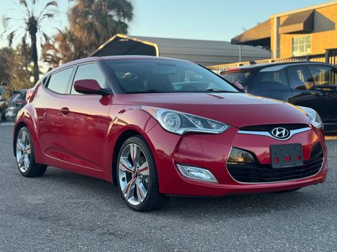 Used 2016 Hyundai Veloster Coupe 3D image 3