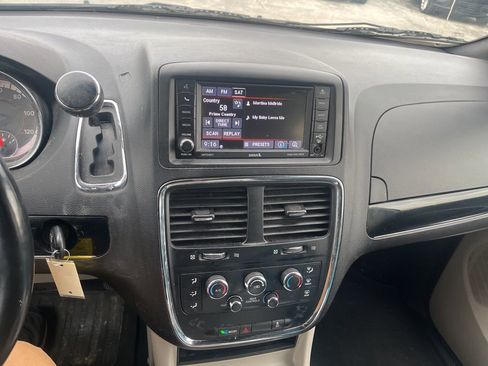 Used 2019 Dodge Grand Caravan SXT image 8