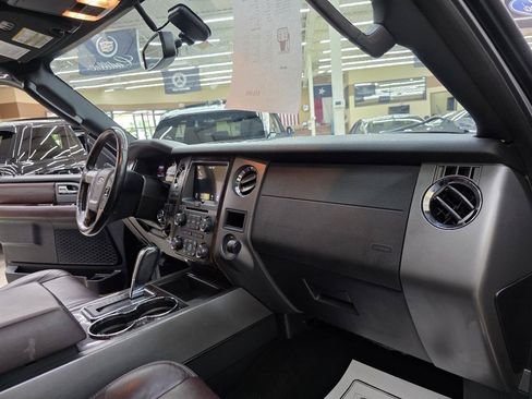 Used 2017 Ford Expedition Platinum RWD image 19