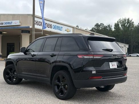 Used 2024 Jeep Grand Cherokee Limited w/ Black Appearance Package AWD/4WD image 12