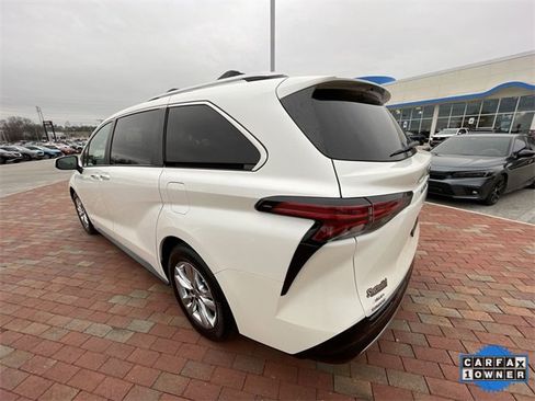 Used 2021 Toyota Sienna Limited image 27