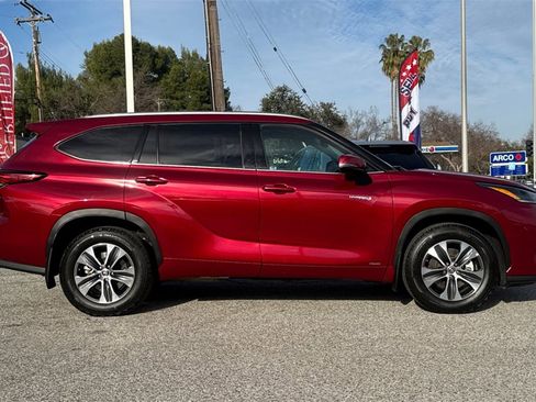 Certified 2021 Toyota Highlander XLE image 2