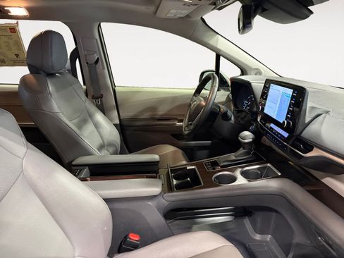 Used 2022 Toyota Sienna XLE w/ XLE Plus Package image 16