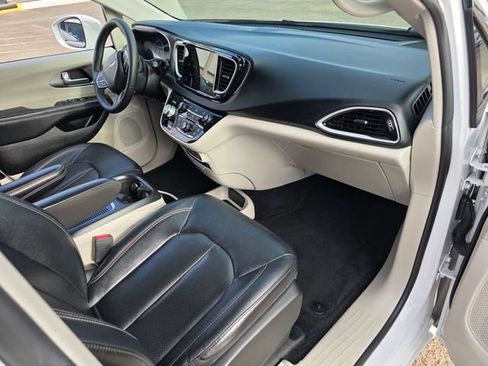 Used 2022 Chrysler Pacifica Touring-L FWD image 9