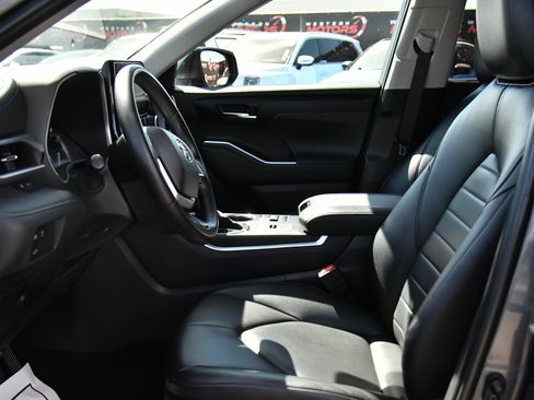 Used 2024 Toyota Highlander XLE FWD image 18