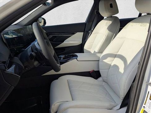 New 2026 BMW 550e xDrive w/ Premium Package image 4