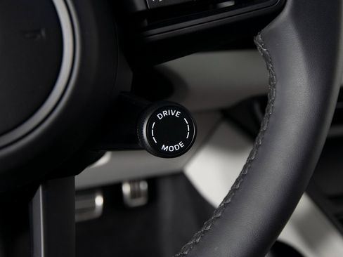 Certified 2025 Porsche Macan 4S Electric image 29