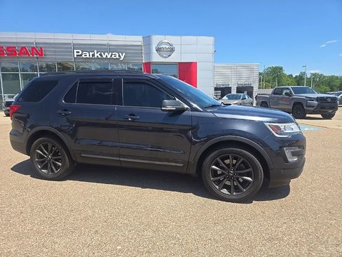 Used 2017 Ford Explorer XLT w/ Equipment Group 202A AWD/4WD image 8