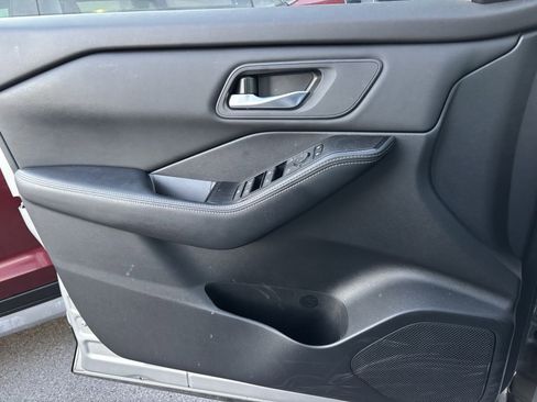 Used 2025 Nissan Rogue SV image 8