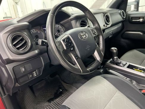 Used 2020 Toyota Tacoma TRD Off-Road image 10