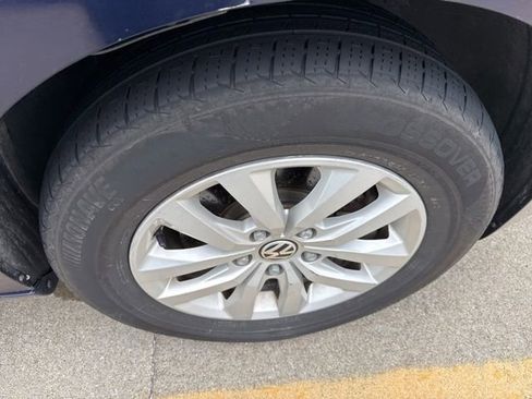 Used 2014 Volkswagen Routan SE FWD image 11