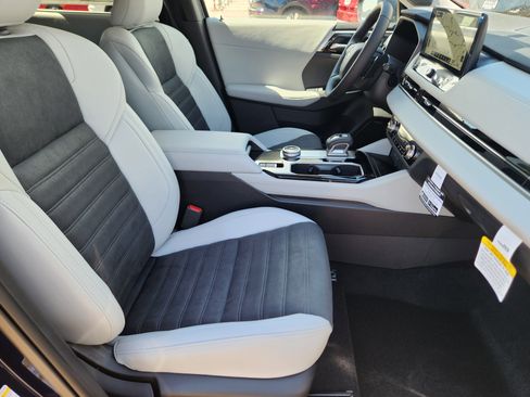 New 2025 Mitsubishi Outlander SE image 11