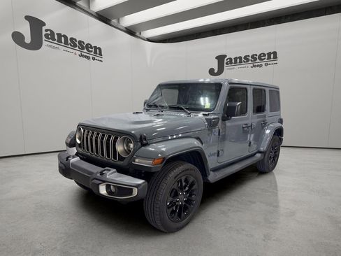 Used 2025 Jeep Wrangler Unlimited Sahara AWD/4WD image 8