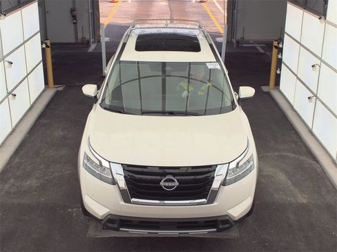 Used 2024 Nissan Pathfinder SL w/ SL Premium Package image 2