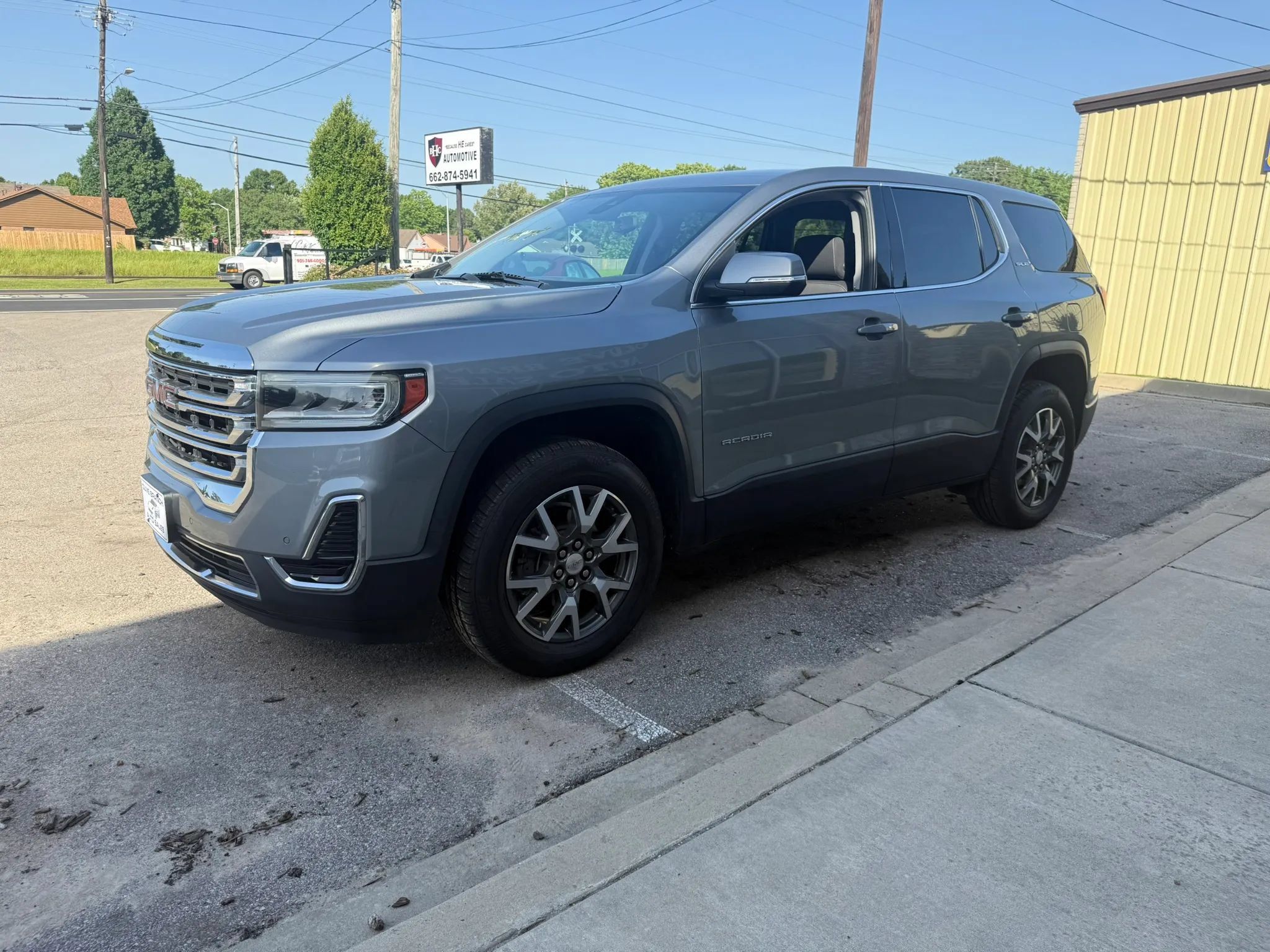 Used 2023 GMC Acadia SLE FWD image 4