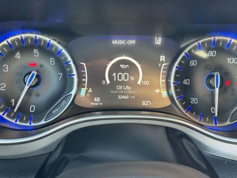 Used 2024 Chrysler Pacifica Touring image 23