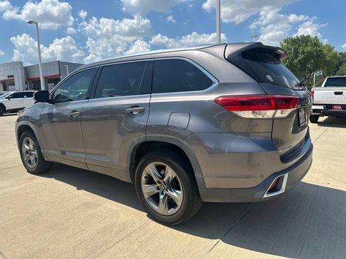 Used 2019 Toyota Highlander Limited Platinum FWD image 4
