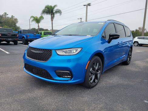 New 2026 Chrysler Pacifica Select image 4