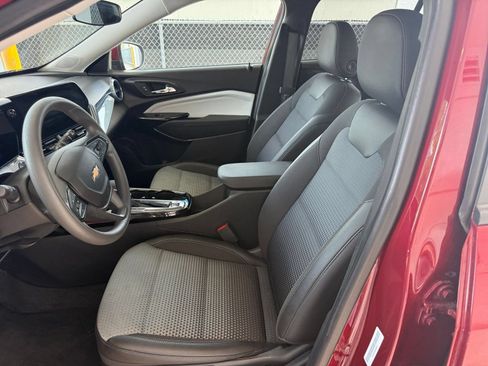 Used 2025 Chevrolet Trax LT FWD image 25