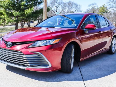 Used 2022 Toyota Camry LE image 3