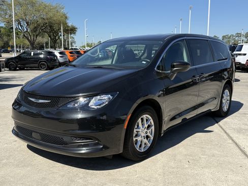 Used 2022 Chrysler Voyager LX image 9