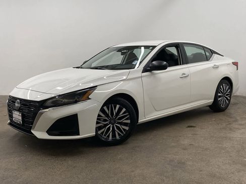 Used 2025 Nissan Altima 2.5 SV image 1