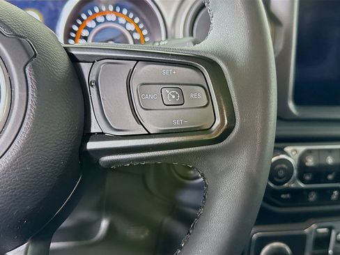 Used 2023 Jeep Gladiator Willys image 23