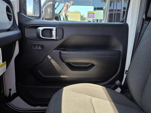 New 2025 Jeep Gladiator Willys image 13