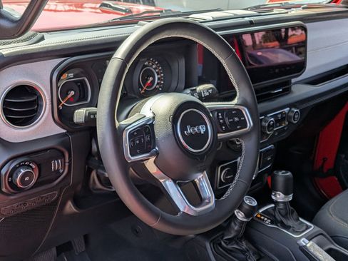 Used 2025 Jeep Wrangler Unlimited Sahara AWD/4WD image 13