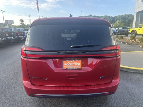 New 2024 Chrysler Pacifica Premium image 10