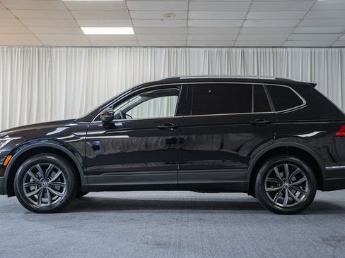Used 2022 Volkswagen Tiguan SE w/ Panoramic Sunroof Package FWD image 5
