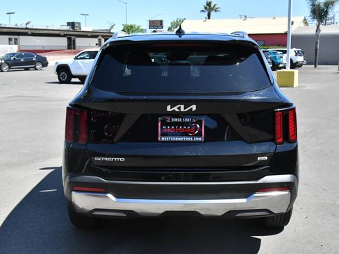 Used 2024 Kia Sorento S image 7