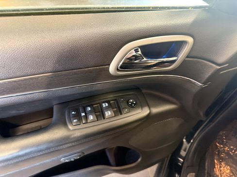 Used 2018 Jeep Grand Cherokee Limited AWD/4WD image 15