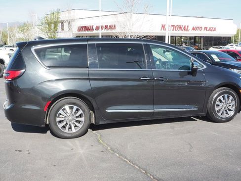 Used 2023 Chrysler Pacifica Limited FWD image 7