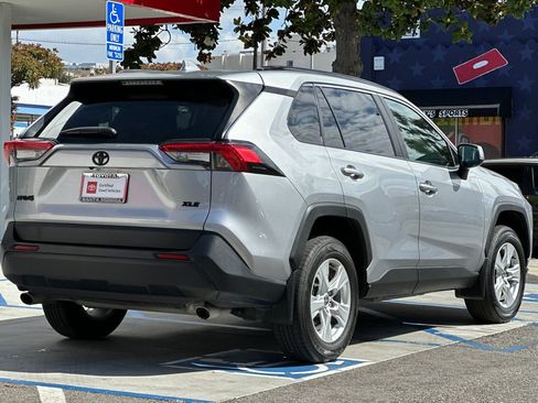 Used 2021 Toyota RAV4 XLE w/ Convenience Package FWD image 4